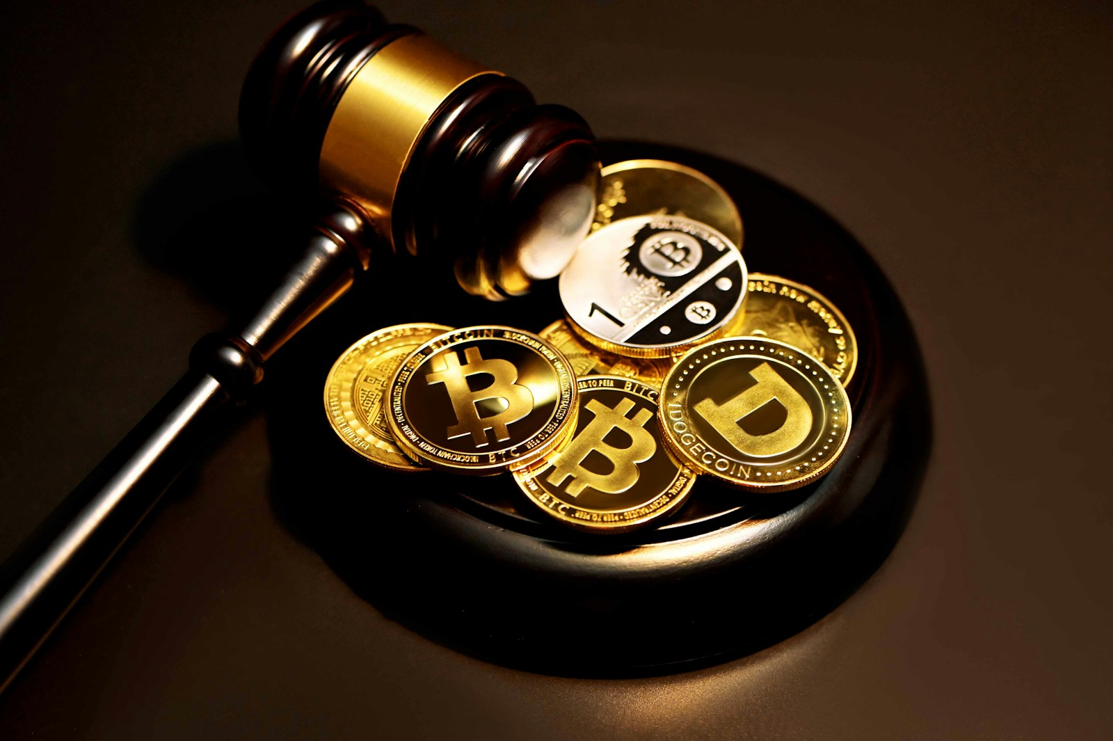 Conceito visual de criptomoeda e blockchain representando tokenizacao de ativos reais