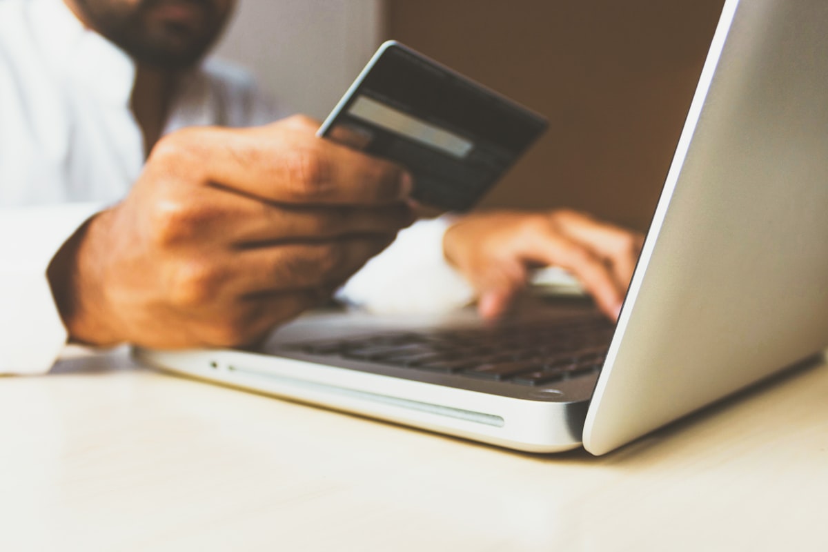 Pessoa usando smartphone para acessar aplicativo fintech de pagamentos digitais
