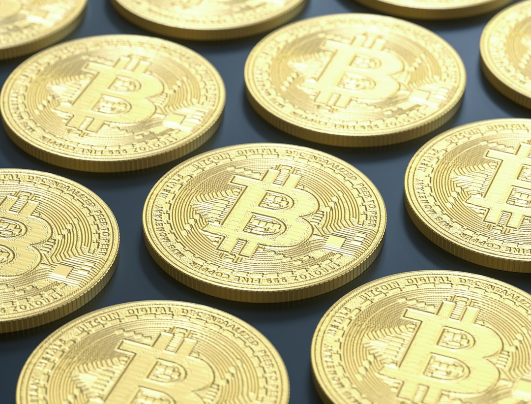 Bitcoins dourados representando ativos virtuais e regulação cripto no Brasil em 2026